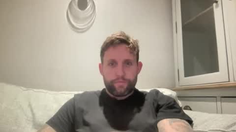 Snapshot of _british_hung_ chatting on 10/21/25, 04:41 UK BigThick Cock online show from 10/21/25, 04:41