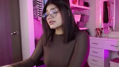 Snapshot of _camilaaa__ chatting on 09/14/25, 05:50   online show from 09/14/25, 05:50