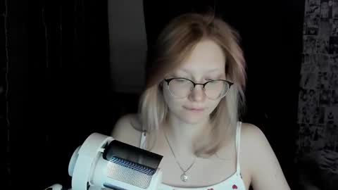 Snapshot of _caramel_milk_ chatting on 02/15/25, 03:31 Merlizz online show from 02/15/25, 03:31