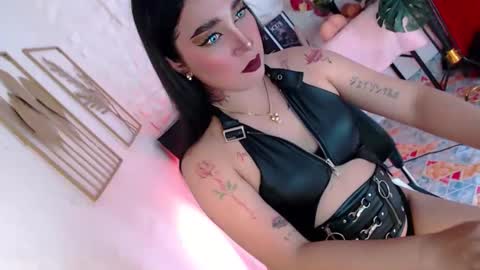 Snapshot of _caroline69 chatting on 12/19/25, 07:04 Caroline online show from 12/19/25, 07:04