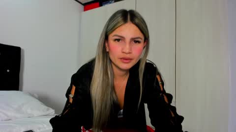Snapshot of _cereza_ chatting on 12/31/24, 12:21 Bella  online show from 12/31/24, 12:21