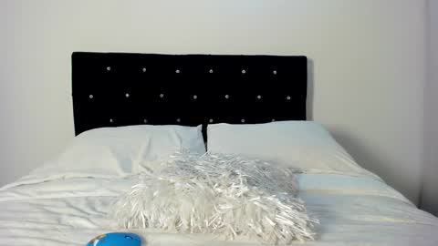 Snapshot of _cereza_ chatting on 01/13/25, 01:56 Bella  online show from 01/13/25, 01:56