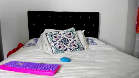 Snapshot of _cereza_ chatting on 02/19/25, 04:12 Bella  online show from 02/19/25, 04:12