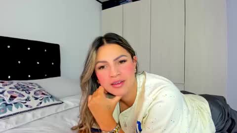 Snapshot of _cereza_ chatting on 02/24/25, 08:14 Bella  online show from 02/24/25, 08:14