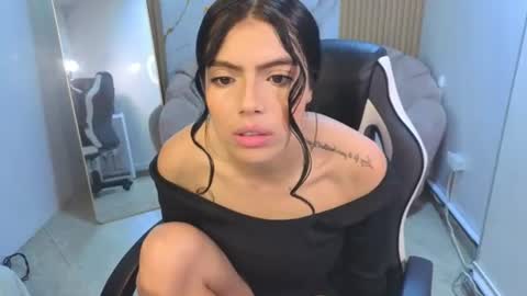 _charlottee_b online show from 06/17/26, 01:01