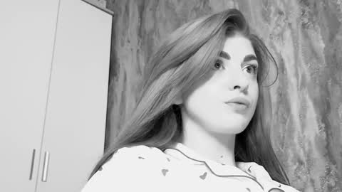 Snapshot of _comefeelme_ chatting on 02/01/25, 04:00 D online show from 02/01/25, 04:00