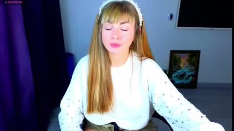 Snapshot of _comefeelme_ chatting on 11/17/25, 11:27 D online show from 11/17/25, 11:27