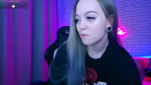 Snapshot of _crazybee_ chatting on 02/08/25, 01:11 Nica online show from 02/08/25, 01:11