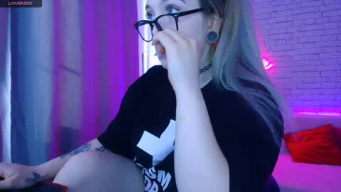 Snapshot of _crazybee_ chatting on 10/25/25, 05:37 Nica online show from 10/25/25, 05:37