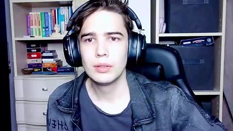 Snapshot of _crise_next_door_ chatting on 10/09/25, 05:22 _crise_next_door_ online show from 10/09/25, 05:22