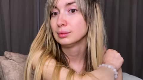 _crystal_moon_1 online show from 11/22/25, 01:48