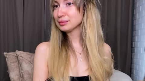 _crystal_moon_1 online show from 11/22/25, 10:09