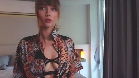 Snapshot of _demi_dee_ chatting on 01/24/25, 10:00 DemiDee online show from 01/24/25, 10:00