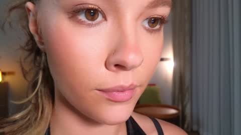 Snapshot of _demi_dee_ chatting on 10/10/25, 03:44 DemiDee online show from 10/10/25, 03:44