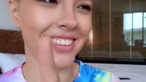 Snapshot of _demi_dee_ chatting on 10/25/25, 08:22 DemiDee online show from 10/25/25, 08:22