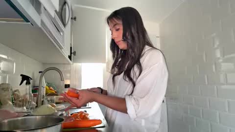 Snapshot of _elena_barra chatting on 10/01/25, 04:13 elena barra online show from 10/01/25, 04:13