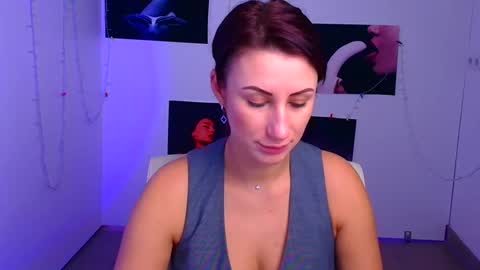 Snapshot of _emma_lay chatting on 12/12/24, 04:21 Emma online show from 12/12/24, 04:21