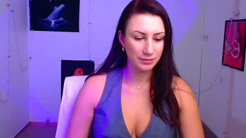 Snapshot of _emma_lay chatting on 12/20/24, 12:49 Emma online show from 12/20/24, 12:49