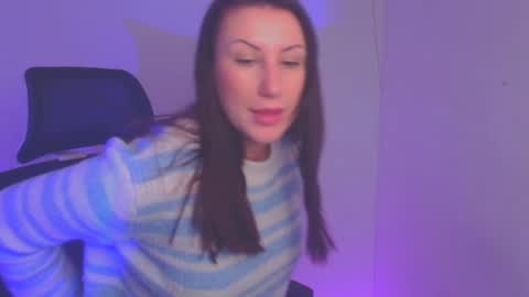 Snapshot of _emma_lay chatting on 12/22/24, 07:11 Emma online show from 12/22/24, 07:11