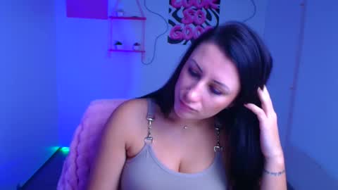 Snapshot of _emma_lay chatting on 10/17/25, 06:27 Emma online show from 10/17/25, 06:27