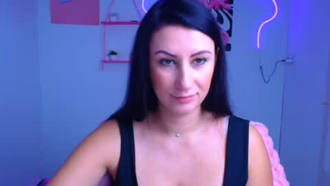 Snapshot of _emma_lay chatting on 10/20/25, 11:54 Emma online show from 10/20/25, 11:54