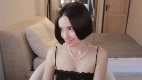 Snapshot of _female_essence_ chatting on 05/31/26, 05:42 Essie online show from 05/31/26, 05:42