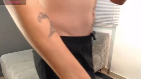 Snapshot of _funny_room_ chatting on 02/21/25, 01:33 Laura Juan online show from 02/21/25, 01:33