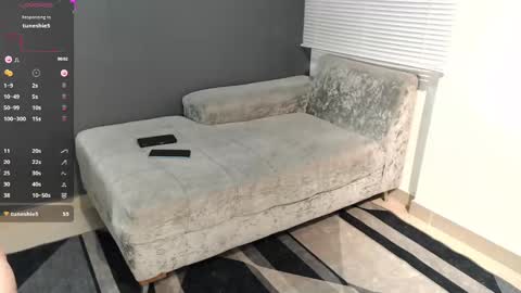 Snapshot of _funny_room_ chatting on 02/25/25, 06:20 Laura Juan online show from 02/25/25, 06:20