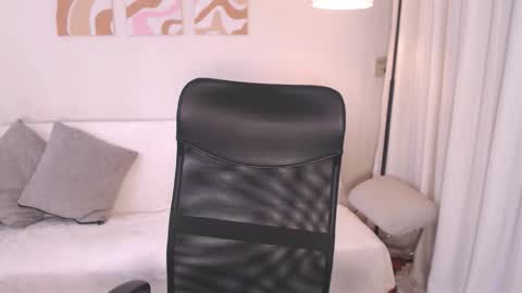 Snapshot of _heybee chatting on 03/11/26, 07:42 Bee. online show from 03/11/26, 07:42
