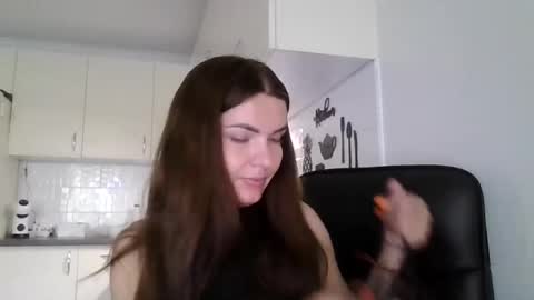 Snapshot of _hidden_frommymoom_ chatting on 07/06/26, 09:06 Criss4u online show from 07/06/26, 09:06