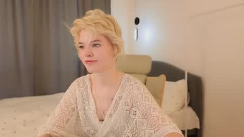 Snapshot of _honnyland chatting on 05/24/26, 12:21 Alisha online show from 05/24/26, 12:21