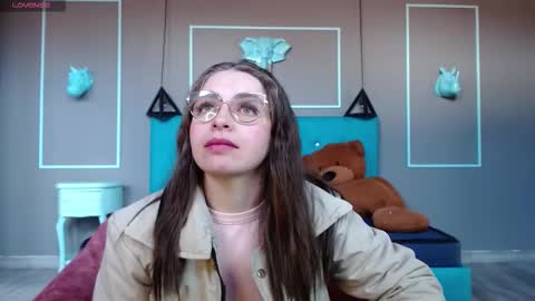 Isa online show from 09/17/25, 12:07