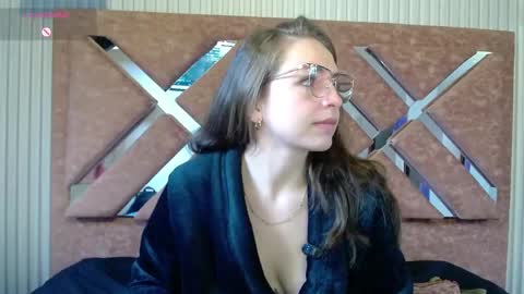 Snapshot of _isaabellaa chatting on 06/05/26, 01:17 Isa online show from 06/05/26, 01:17
