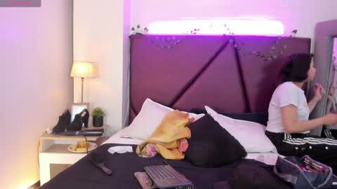 Isa online show from 12/17/24, 03:17