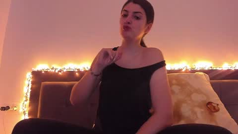 Snapshot of _just_a_simple_girl chatting on 01/05/25, 12:53 _just_a_simple_girl online show from 01/05/25, 12:53