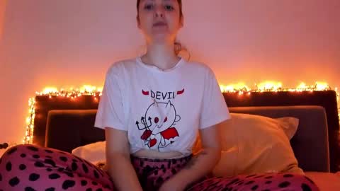 Snapshot of _just_a_simple_girl chatting on 01/24/25, 11:59 _just_a_simple_girl online show from 01/24/25, 11:59