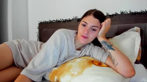 Snapshot of _just_a_simple_girl chatting on 10/01/25, 11:27 _just_a_simple_girl online show from 10/01/25, 11:27