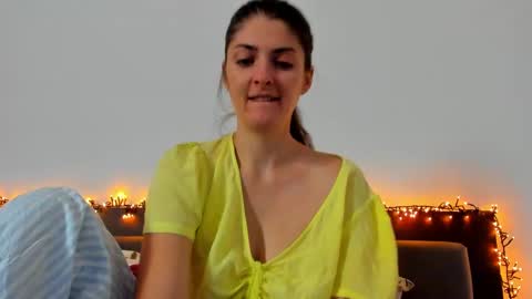 Snapshot of _just_a_simple_girl chatting on 10/16/25, 11:22 _just_a_simple_girl online show from 10/16/25, 11:22