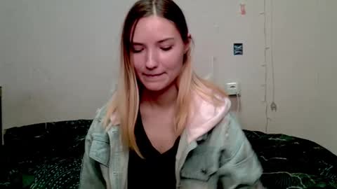 Snapshot of _kikiclark_ chatting on 10/12/25, 08:41 _kikiclark_ online show from 10/12/25, 08:41