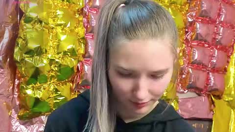 _kikiclark_ online show from 04/19/26, 08:11