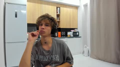 Snapshot of _kurt chatting on 10/14/25, 12:44 Kurt online show from 10/14/25, 12:44