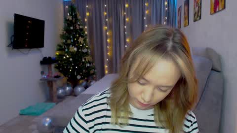 _lalune_ online show from 12/02/24, 12:07