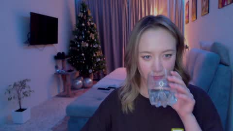 _lalune_ online show from 12/03/24, 12:02