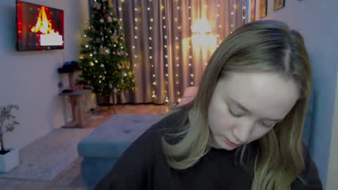 _lalune_ online show from 12/13/24, 07:21