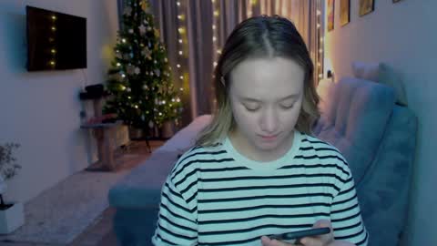 _lalune_ online show from 12/16/24, 09:52