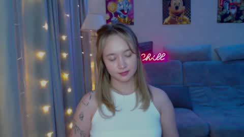 _lalune_ online show from 12/19/24, 10:21