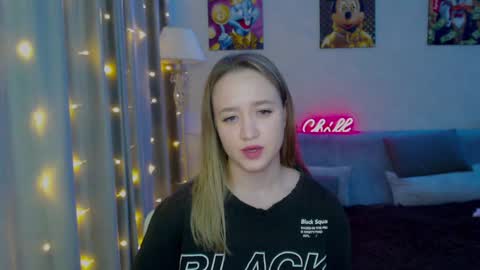 _lalune_ online show from 12/20/24, 08:23