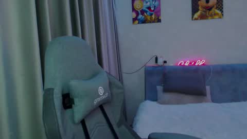 _lalune_ online show from 02/12/25, 10:04