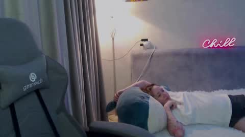 _lalune_ online show from 02/26/25, 10:42