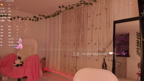 Laura online show from 11/08/25, 09:31